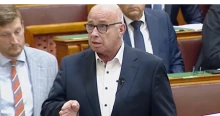 „Ez itt nem játszótér” – videón, ahogy Hallerné Nagy Anikó perceken át hadakozik a fideszes képviselőkkel