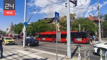 Kigyulladt egy társasház tetőszerkezete Zuglóban, a tűz több lakásra is átterjedt