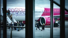 Komoly versenyre készül a Wizz Air: lenyomná az egyik fő versenytársát – az elemzők szerint ekkor történhet az előzés