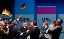 Libération-kommentár: Trump és Putyin csatlósai örülnek az AfD sikerének, pedig országaik nélkül nem lehetett volna legyőzni Hitlert