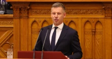 Magyar Péter felszólalásával indul a parlamenti nap, fontos döntések várhatók – kövesse élőben a Blikken!