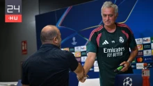 „Már nem foglalkozom a múlttal” – Mourinho váratlan ajándékot kapott a sajtótájékoztatón