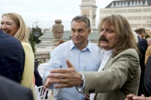 A Magyar Nemzetben eddig az igényes zene legendája volt Leslie Mándoki, most hirtelen szarjankó lett, akinek élete főműve a Dzsin, Dzsin, Dzsingisz kán, amit egy falusi budi háta mögött játszik el