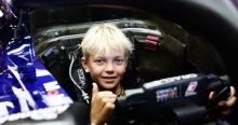 Az F1 korábbi világbajnokának a fia a Red Bull versenyzőképző programjának tagja lett