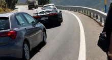 Egy életen át fizetheti: Volkswagen Polóval hajtott neki a prototípus Bugattitnak