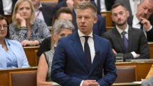 Kiderült, mi áll a Magyar Péter kezébe nyomott dokumentumban az ELTE bérhelyzetéről