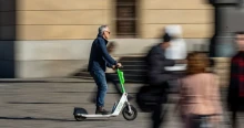 Már bírságolják Szegeden a szabálytalanul közlekedő e-rollereseket
