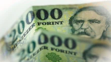 Nagyon megindult a lejtőn a forint, a 100 dolláros olajár a tőzsdéket is megütötte: elbántak a Mollal, csak a Richter úszta meg az esést