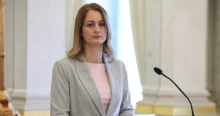 Rá sem lehet ismerni Forsthoffer Ágnesre: a reptérről üzent a házelnök – videó