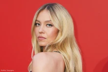 Sydney Sweeney messze kimaxolta a pikáns reklám fogalmát, teljesen meztelenül állt kamera elé