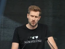Botrány a Szerencsejáték Zrt. székházában: az állami cég irodájából reklámozta a tüntetést a fideszes képviselő
