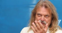 Elhiszi Leslie Mándokinak, hogy már Magyar Pétert támogatja?