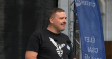 Huth Gergely a Népszabadsággal példálózva kritizálta, hogy elérhetetlenné vált a Mandiner oldala, a posztja azonban két ponton is sántít