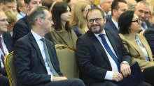 Tülekedtek a magyar állampapírért, miközben Varga Mihály az euró bevezetéséről beszélt Kármán András orra előtt