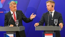 V4-csúcs, feszült pillanatok: Babis Magyar Péter mellett állva dicsérte az egekbe Orbán Viktort – "Megmentette Szlovákiát és Csehországot"