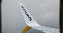 Vitatja a Ryanair, hogy félig kilógott egy utas a gépből, aminek menet közben betört az ablaka