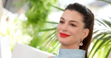 Anne Hathaway ragyogott New Yorkban: különleges ruhában mutatta meg gömbölyödő pocakját