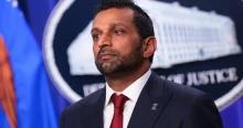 Az FBI igazgatója arra kérte a dolgozóit, hogy kommenteléssel védjék meg őt a kritikáktól