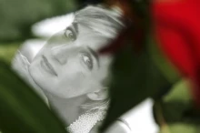 Elárverezik Diana hercegné „bosszúruháját”, amellyel a férje hűtlenségére válaszolt