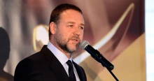 Elképesztő átalakulás: kigyúrva, hófehér mikulásszakállal jelent meg Velencében Russell Crowe (galéria)