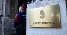 Hétfőre tüntetést szerveztek a Miniszterelnökség elé, Ruff Bálinthoz vonulnak a demonstrálók