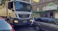Nem fért el a billencses Zuglóban: megrongálta a parkoló BMW-t – videó