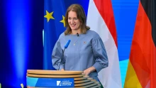 Forsthoffer Ágnes és Magyar Péter rajongók tömegében – videó