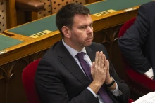 Lázár János három nappal a választások előtt kiadta, Vitézy Dávid most visszavonta