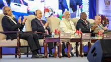 Modi a kapcsolatok elmélyítéséről egyeztetett Putyinnal, de ismét a háború lezárására kérte