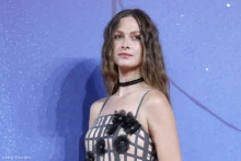 Több száz virágszirom tette különlegessé Józsa Bettina ruháját, így ragyogott a velencei filmfesztiválon