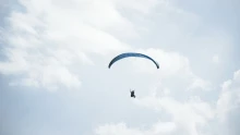 Lezuhant egy siklóernyős