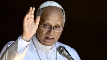 Menesztette a pápa a szegények étkezésére Teslával érkező püspököt