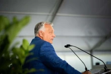 Orbán kirakott magáról egy kötcsei videót, amin azt mondja, hogy a Tisza gyarmatot akar csinálni az országból