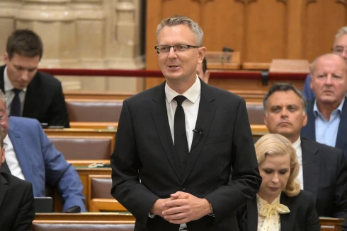 Rétvári megint beleállt Magyar Péterbe, most épp „gender aktivistának” nevezte a miniszterelnököt