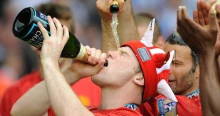 Sörrel és cigivel várta válogatott társait Rooney? Reagált a Manchester United egykori sztárja