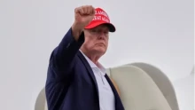 Trump „Izrael az első” politikája miatt olyan alacsony a támogatottsága, hogy már pénzt ígér a szavazóknak, ha a pártja megnyeri a választásokat