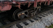 Vonat elé hajtott egy autó Győrnél: beszorult a sofőr, jelentős késésekre kell számítani