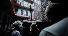 Füstszag az Oktogonon, elhallgatott bűnök a falakon: ilyen az újranyitott Terror Háza