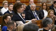 Párttársa helyett nyomta meg a szavazógombot a tiszás Schummer Orsolya, a Fidesz és a Mi Hazánk lemondatná