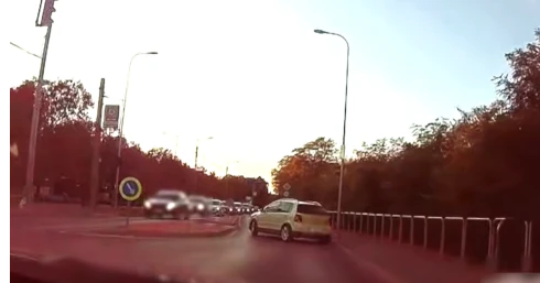 Előbb a kanyart alig tudta bevenni, majd baleset érintettje lett a sofőr