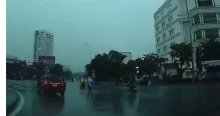 Menet közben csapott villám egy motorosba, fedélzeti kamera rögzítette a balesetet